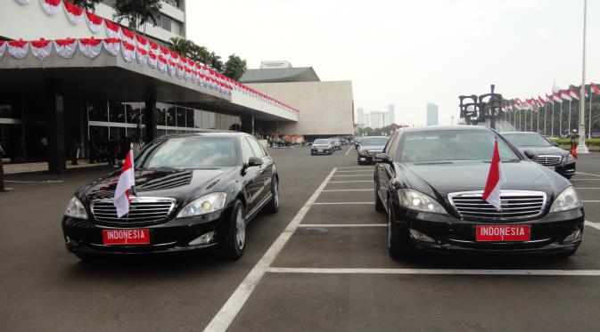Keduanya hadir ke acara pelantikan menggunakan mobil Mercedes Benz S500 berkelir hitam. 