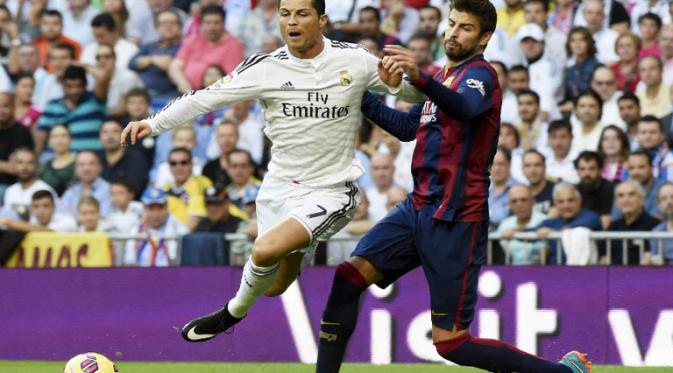 Ronaldo coba dijegal Pique (GERARD JULIEN / AFP)