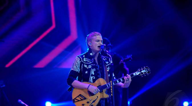 Aksi panggung penyanyi Cody Simpson di hari kedua Java Sounds Fair 2014, Jakarta, (25/10/14). (Liputan6.com/Johan Tallo)