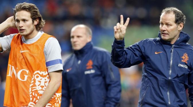 Danny Blind, masih merasa yakin Belanda bisa lolos Euro 2016. (AFP/Peter Lous)