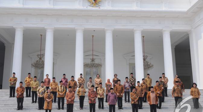 Jokowi dan JK berpose bersama para Menteri Kabinet Kerja di depan Istana Negara, Jakarta, Senin (27/10/2014). (Liputan6.com/Herman Zakharia)