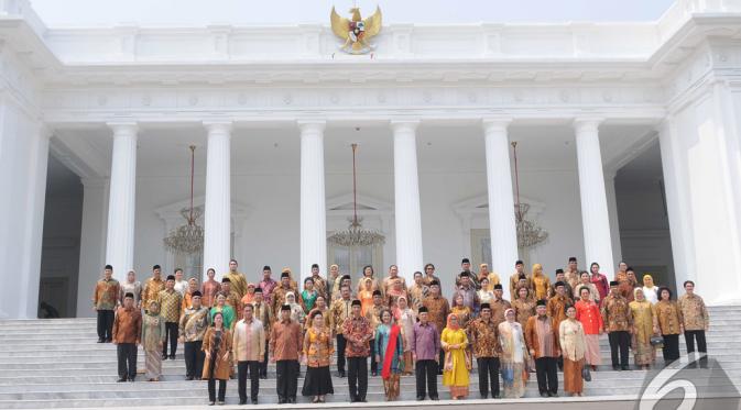 Presiden Joko Widodo dan Wakil Presiden Jusuf Kalla berpose bersama para Menteri didampingi pasangannya masing-masing, Jakarta, Senin (27/10/2014). (Liputan6.com/Herman Zakharia)