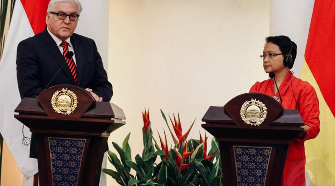 Menteri Retno LP Marsudi dan Menlu Jerman Frank Walter Steinmeir saat konferensi pers usai menggelar pertemuan, Jakarta, Senin (3/11/2014). (Liputan6.com/Faizal Fanani) 