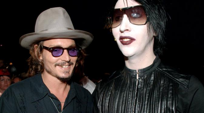 Marilyn Manson mengenjutkan penonton konsernya saat ia mengajak Johnny Depp naik keatas panggung untuk tampil bersama.