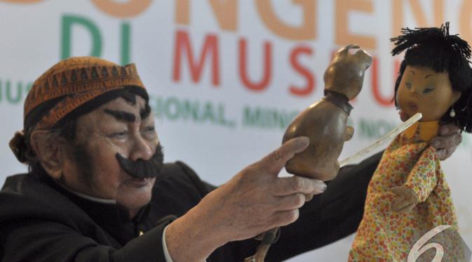 Dengan gaya khasnya Pak Raden berusaha menghibur anak-anak dengan boneka lucu pada Festival Dongeng Indonesia di Museum Nasional, Jakarta, Minggu (2/11/2014). (Liputan6.com/Miftahul Hayat)