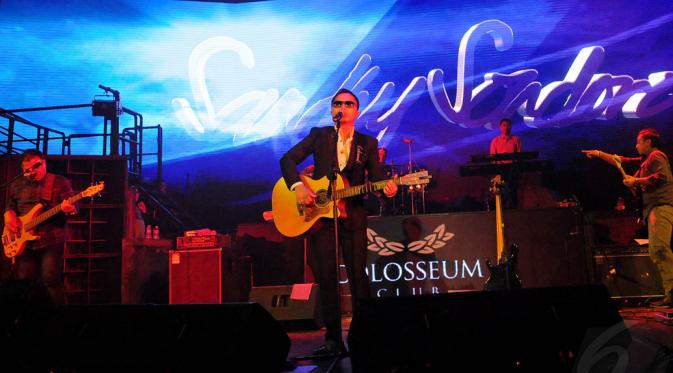 Panggung Colosseum Club kali ini diramaikan oleh penyanyi Sandhy Sondoro, Jakarta, Kamis (30/10/2014). (Liputan6.com/Faisal R Syam)