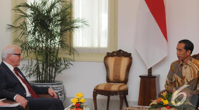 Presiden Joko Widodo berbincang hangat dengan Menlu Jerman Frank Walter Steinmeier di Istana Merdeka, Jakarta, Senin (3/11/2014). (Liputan6.com/Herman Zakharia)