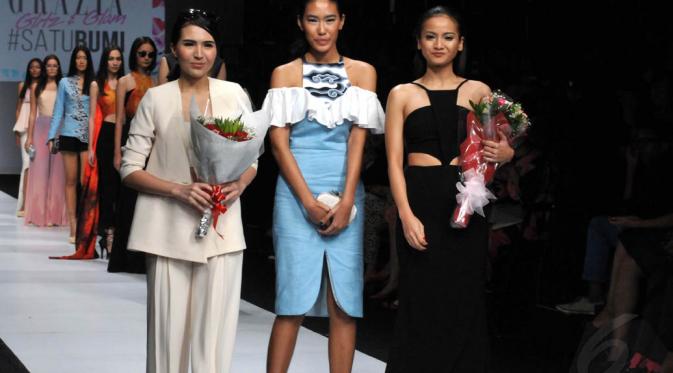Olivia Jensen dan Acha Septriasa menampilkan bakat sebagai desainer fesyen di acara Jakarta Fashion Week 2015, Minggu (2/11/2014). (Liputan6.com/Panji Diksana) 