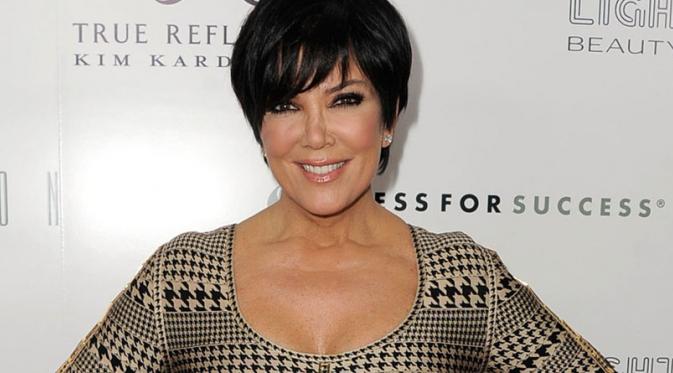 Kris Jenner merayakan ulang tahunnya ke-59 dengan menghabiskan waktu bersama anak dan cucunya, ia mengenakan pakaian yang unik.