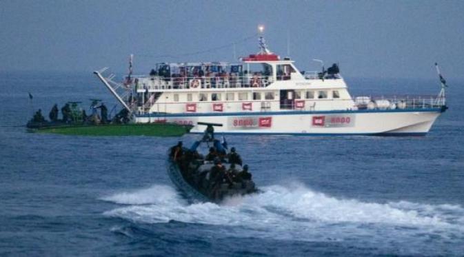 Tentara Israel mendekati salah satu kapal Flotia pada Mei 2010. (Reuters/Uriel Sinai)