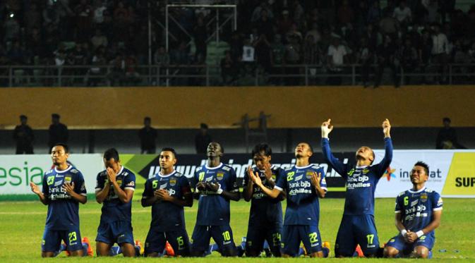 Sejumlah pemain Persib Bandung berdoa saat laga adu penalti melawan Persipura Jayapura di Stadion Gelora Sriwijaya, Palembang, (7/11/2014). (Liputan6.com/Helmi Fithriansyah)