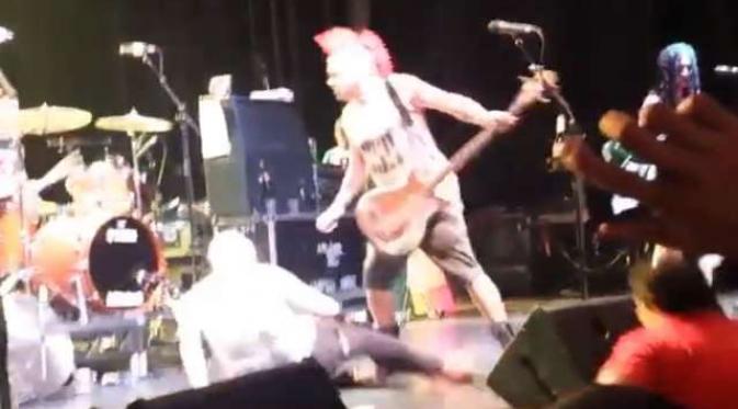 Vokalis NOFX Tendang Muka Fans di Atas Panggung