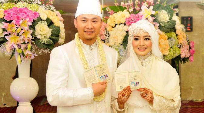 Rona kebahagiaan terpancar dari wajah Nuri Maulida dan Pandu Kesuma Dewangsa usai prosesi ijab kabul, Jakarta, Minggu (9/11/2014). (Liputan6.com/Panji Diksana) 