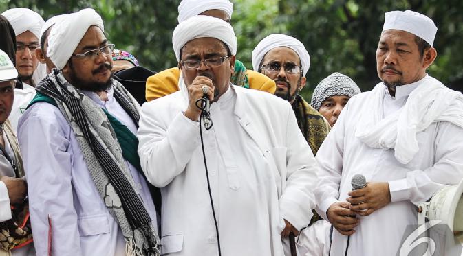 Habib Rizieq (tengah) saat berorasi di depan Balaikota, Jakarta, Senin (10/11/2014)   (Liputan6.com/Faizal Fanani)