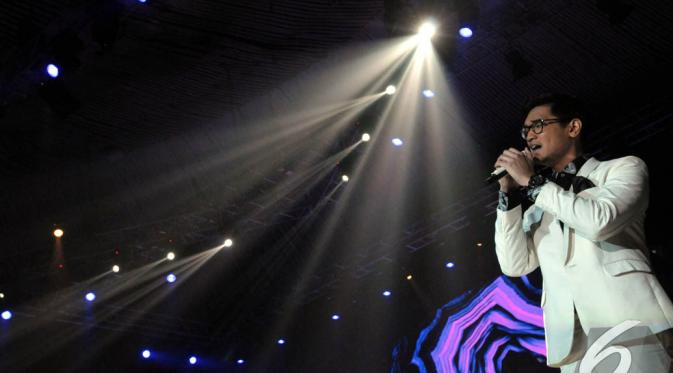 Lagu 'Bunga Terakhir' mengalun membuka penampilan Afgan di konser Magenta Orchestra X atau MOX, Jakarta, Jumat (14/11/2014). (Liputan6.com/Panji Diksana)