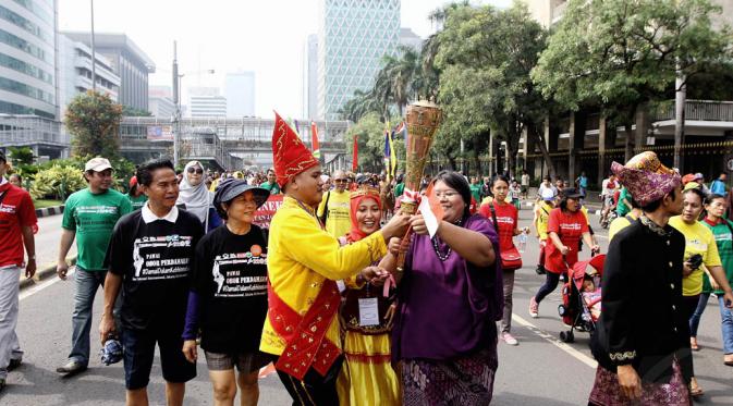Dalam aksinya, mereka membawa obor perdamaian untuk memperingati Hari Toleransi Internasional, Jakarta, Minggu (16/11/2014). (Liputan6.com/Faizal Fanani)