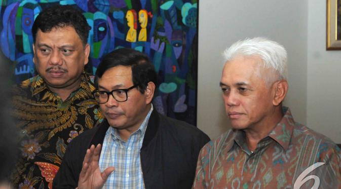 Pramono Anung (tengah) memberikan keterangan pers usai mengadakan pertemuan di kediaman Hatta Rajasa, Jakarta. Foto diambil pada Sabtu (15/11/2014)(Liputan6.com/Herman Zakharia)