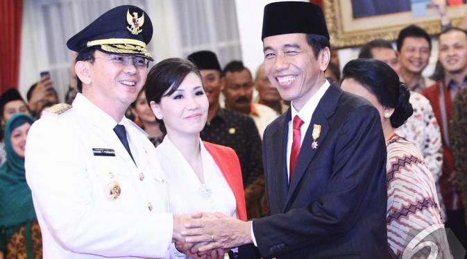 Presiden Jokowi memberikan ucapan selamat kepada Ahok usai acara pelantikan Gubernur di Istana Negara, Rabu (19/11/2014). (Liputan6.com/Faizal Fanani)