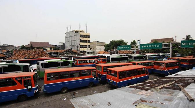 Kenaikan tarif angkutan umum tersebut berlaku bagi angkutan kota, KWK, Mikrolet, Metromini, Kopaja, dan bus besar seperti APTB, Jakarta, Senin (24/11/2014). (Liputan6.com/Faizal Fanani)