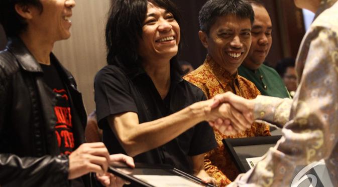 Senyum Selebriti dapat Anugerah Hakki 2014