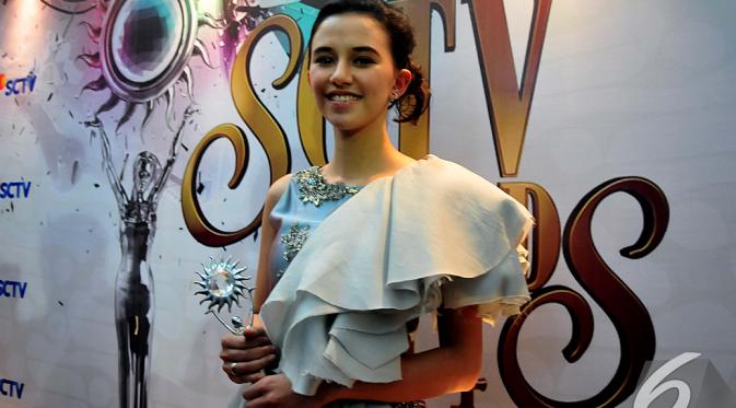 Dahlia Poland raih penghargaan Aktris Pendamping Paling Ngetop di ajang SCTV Awards 2014. Foto diambil pada Sabtu (29/11/2014). (Liputan6.com/Johan Tallo)