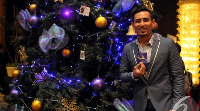 Rio Febrian saat ikut meramaikan acara Christmas Tree Lighting Ceremony di Intercontinental Hotel, Jakarta. Foto diambil pada Kamis (27/11/2014). (Liputan6.com/Panji Diksana)