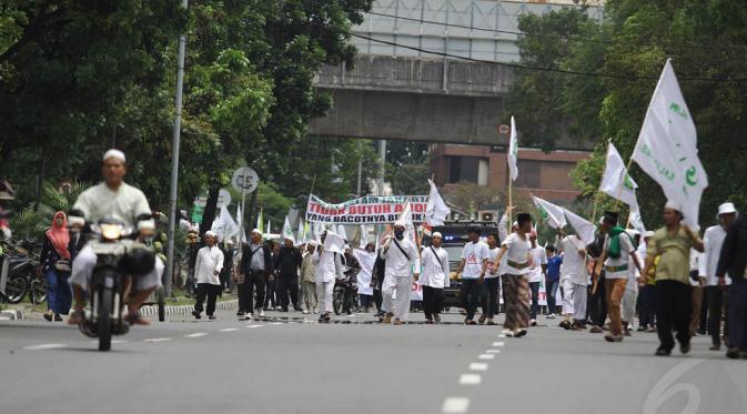Massa melakukan long march dari Bundaran HI sampai di Balaikota, Jakarta, Senin (1/12/2014). (Liputan6.com/Faizal Fanani)
