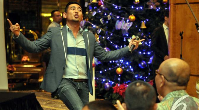 Gaya Rio Febrian saat menghibur para tamu di acara Christmas Tree Lighting Ceremony di Intercontinental Hotel, Jakarta. Foto diambil pada Kamis (27/11/2014). (Liputan6.com/Panji Diksana)
