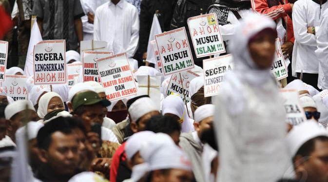Massa yang mayoritas mengenakan pakaian putih itu membawa spanduk berisi tuntutan agar Ahok mundur, Jakarta, Senin (1/12/2014). (Liputan6.com/Faizal Fanani) 