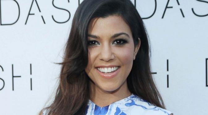 Kourtney Kardashian tak mau kalah dari adiknya Kim Kardashian