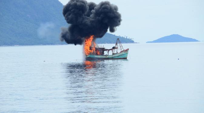 TNI bersama dengan Kementerian Kelautan dan Perikanan serta Bakorkamla menenggelamkan  tiga kapal asing pencuri ikan di wilayah laut Indonesia, Kepulauan Riau, Jumat (5/12/2014). (Dokumentasi Puspen TNI)