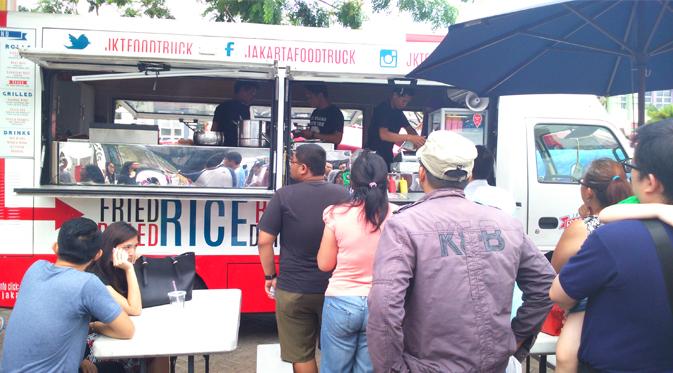 11 truk makanan ramaikan festival kuliner 'Food Truck' di Summarecon Digital Center (SDC) Serpong.