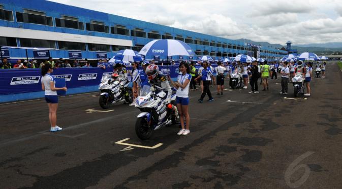 Sejumlah pembalap dari negara di Asia Tenggara bersiap berlomba di ajang Yamaha ASEAN Cup Race (YACR) 2014 yang dihelat di Sirkuit Sentul, Bogor (7/12/2014). (Liputan6.com/Helmi Fithriansyah)
