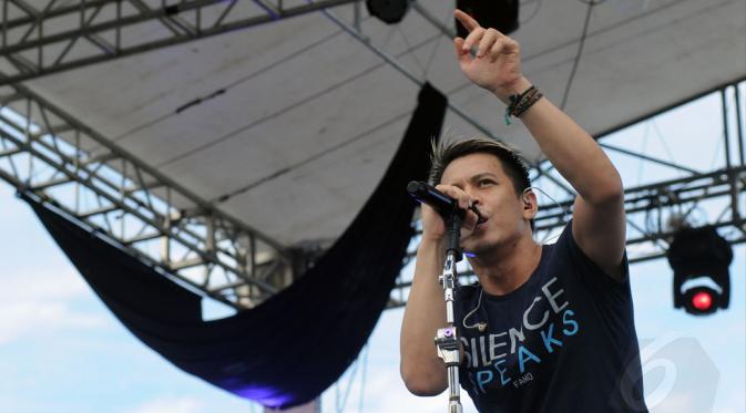Vokalis grup band Noah, Ariel tampil memanaskan Sirkuit Sentul, Bogor, (7/12/2014). (Liputan6.com/Helmi Fithriansyah)