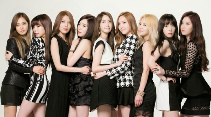 Jessica Jung--baris ke empat dari kanan--saat masih bergabung dengan Girls Generation (SM Entertainment)