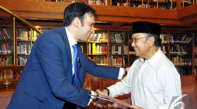 BJ Habibie dan  Manoj Punjabi sepakat membuat sekuel Habibie & Ainun, Jakarta, Kamis (11 /12/2014). (Liputan6.com/Panji Diksana)