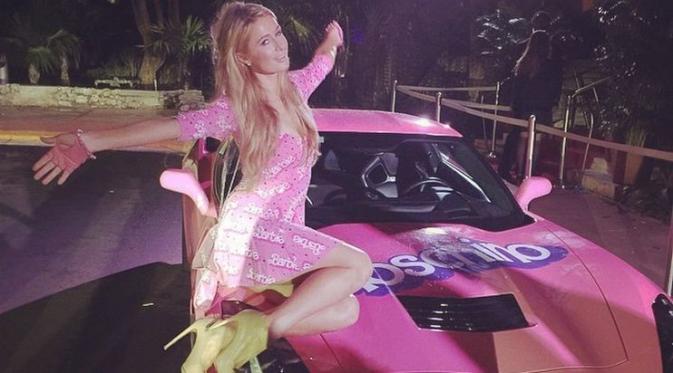 Paris Hilton sukses menjadi perbincangan karena penampilannya yang seba pink baik pakaian maupun kendaraan.