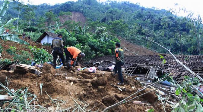 Proses evakuasi korban longsor di Dusun Jemblung, Banjarnegara, Jateng, masih berlanjut, Selasa (16/12/2014). (Liputan6.com/Edhie Prayitno)
