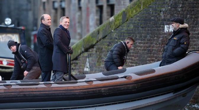 Daniel Craig terlihat sedang berada di lokasi syuting film ke-24 James Bond berjudul Spectre.