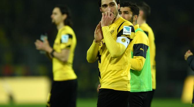 Mats Hummels tampak kecewa berat dengan hasil yang didapatkan Dortmund (PATRIK STOLLARZ / AFP)
