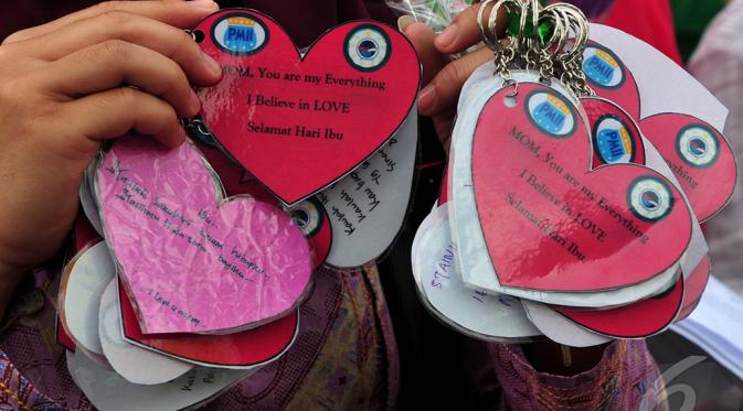 Puluhan mahasiswa membawa Cinderamata saat memperingati Hari Ibu ke-86, Jakarta, Minggu (22/12/2014) (Liputan6.com/Johan Tallo)