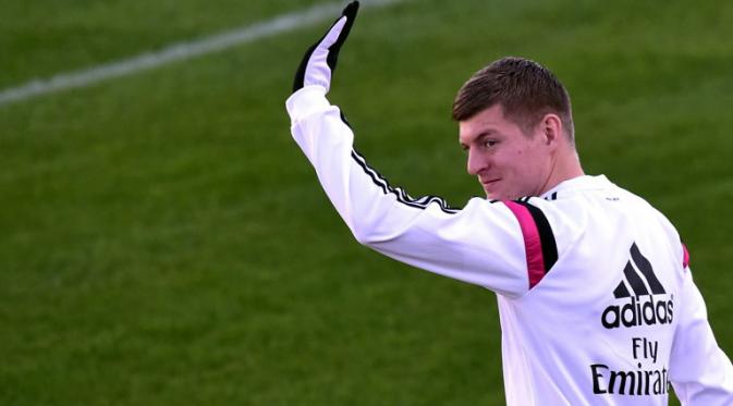 Toni Kroos lambaikan tangan kepada fans (JAVIER SORIANO / AFP)