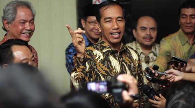 Presiden Jokowi menjawab pertanyaan wartawan usai menyambangi kantor PP Muhammadiyah, Jakarta, Rabu (24/12/2014). (Liputan6.com/Faizal Fanani)