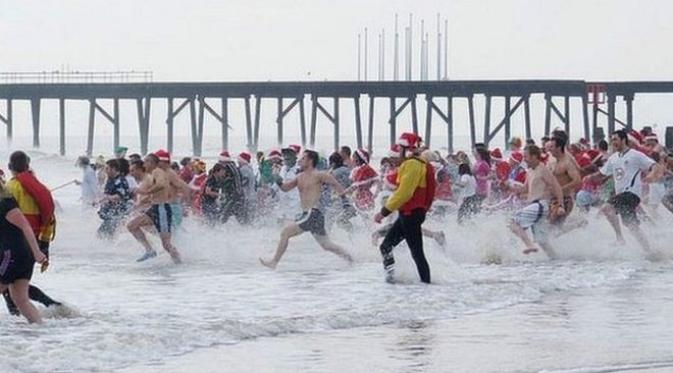 Berenang ditengah cuaca Natal yang dingin disebutkan membuat ketagihan.