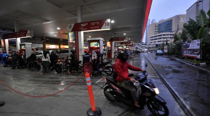 Seorang pengendara motor meninggalkan salah satu SPBU di Jakarta, Rabu (24/12/2014). BPH Migas menyatakan kuota BBM bersubsidi tinggal 1,7% atau 782.000 kiloliter dari total yang dianggarkan dalam APBN-P 2014. (Liputan6.com/Miftahul Hayat)