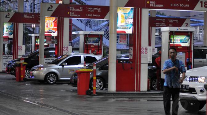Kendaraan bermotor bersiap mengisi bahan bakar minyak di salah satu SPBU di Jakarta, Rabu (24/12). BPH Migas menyatakan kuota BBM bersubsidi tinggal 1,7% atau 782.000 kiloliter dari total yang dianggarkan dalam APBN-P 2014. (Liputan6.com/Miftahul Hayat)