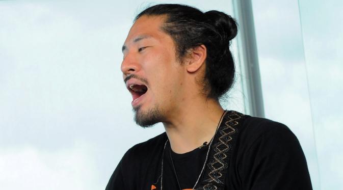 Pria yang akrab disapa Hiro itu adalah seorang musisi asli keturunan Jepang yang suka menyanyikan lagu-lagu Indonesia (via Liputan6.com).