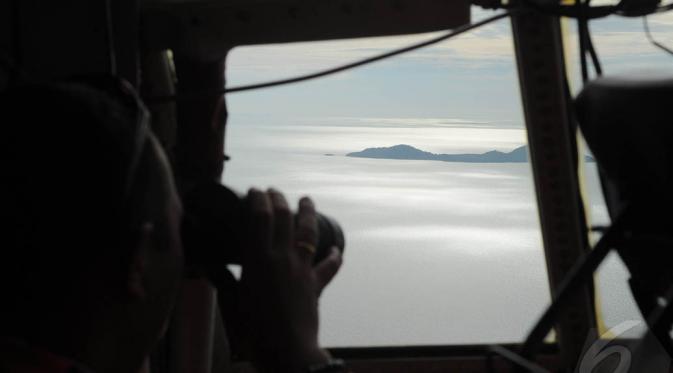 Suasana Pencarian AirAsia dari Atas Hercules