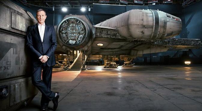 Co. CEO Disney, Bob Iger berpose di depan replika Millennium Falcon berukuran asli di salah satu lokasi film Star Wars: The Force Awakens.