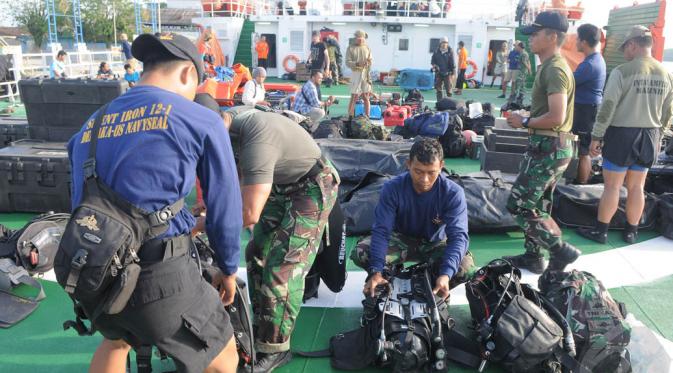 Persiapan Tim Penyelam Cari Korban AirAsia QZ8501